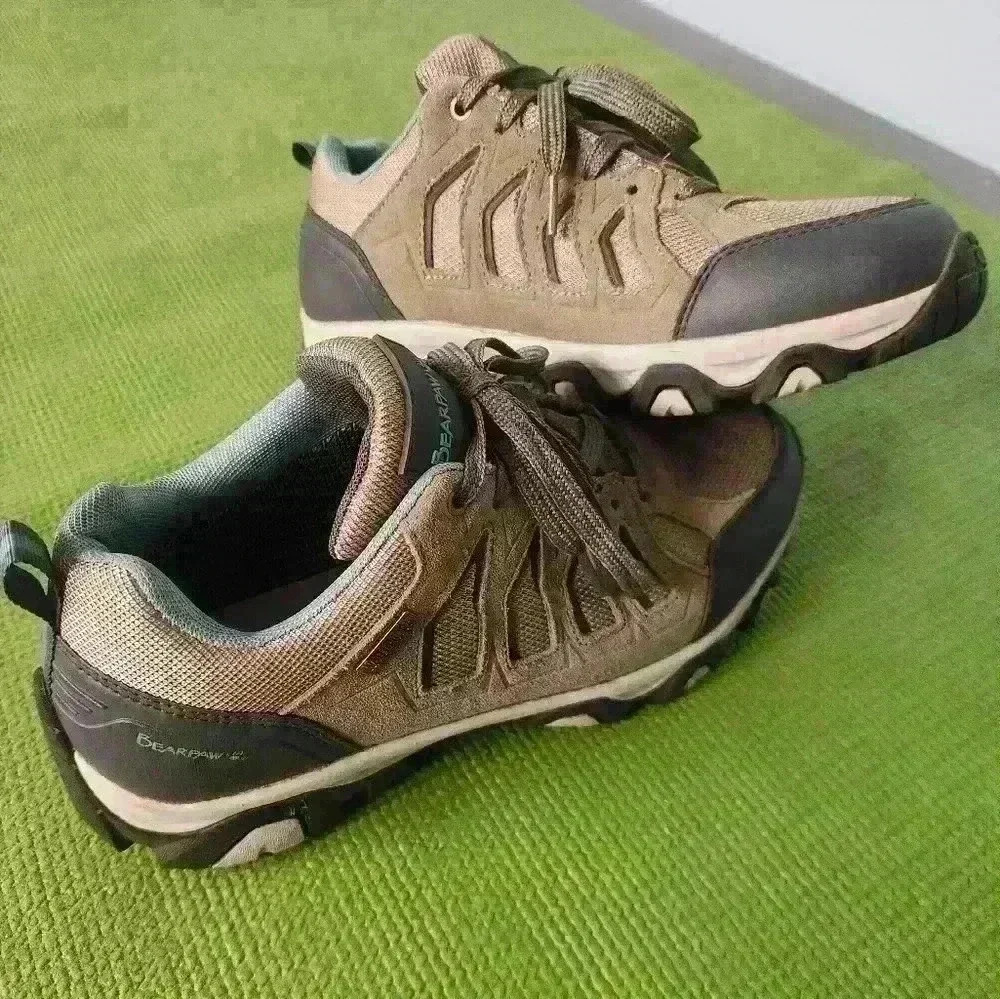 Women's Bearpaw leather waterproof non-marking,walking hiking shoes size 8.5